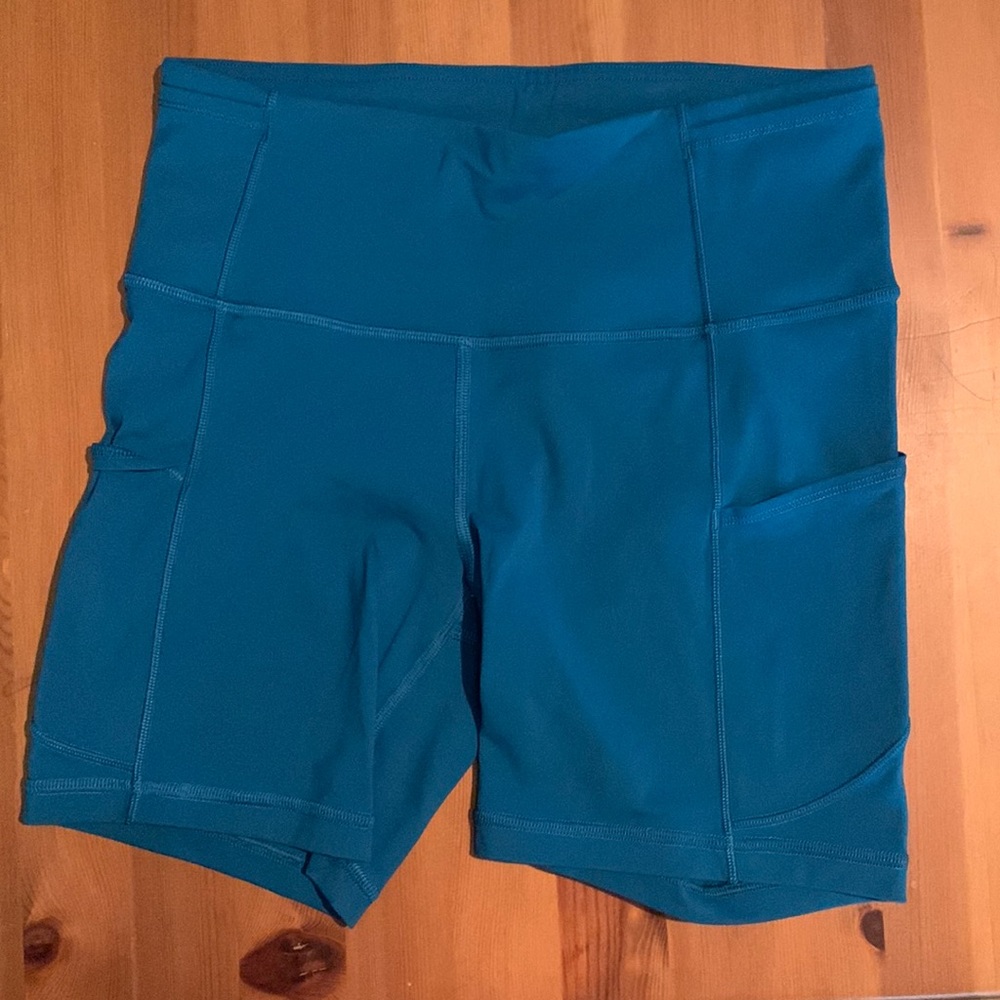 Lululemon size 6 shorts with pockets